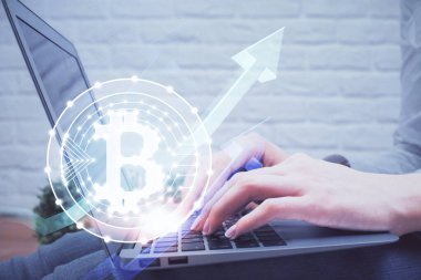 Bilgisayarda ve kripto piyasa temalı hologram çizimlerinde kadın elinin çifte pozu. Engelleme zinciri kavramı.