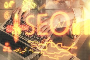 Bilgisayar ve seo hologram çizimleri üzerinde çalışan kadın elleri çift pozlama. internet arama kavramı.