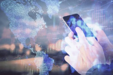 Erkeklerin el ele tutuşup dijital bir cihaz ve ön grafik çizimi kullanırken çift pozlama. Finansal piyasa kavramı.