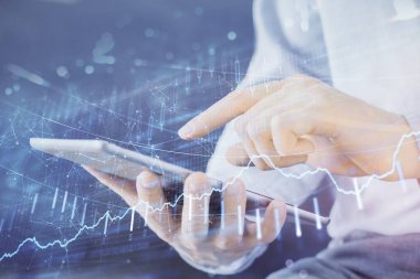 Erkeklerin el ele tutuşup dijital bir cihaz ve ön grafik çizimi kullanırken çift pozlama. Finansal piyasa kavramı.