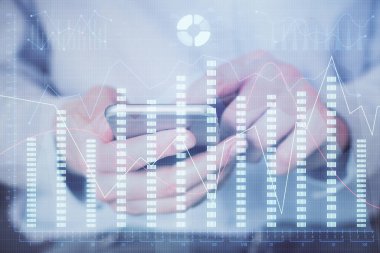 Erkeklerin el ele tutuşup dijital bir cihaz ve ön grafik çizimi kullanırken çift pozlama. Finansal piyasa kavramı.