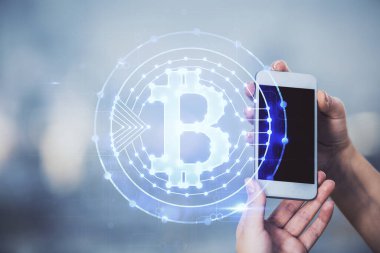 Hologram ve cep telefonu kullanan bir kadın tarafından iki kez görüntülenir..