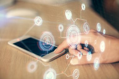 Teknolojiye çifte maruz kalma, hologram çizimi ve cep telefonu kullanan bir kadın. Ai kavramı