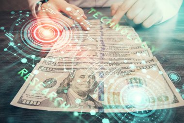 Teknolojinin iki katına çıkması hologram, dolar banknotları ve insan eli. Veri kavramı