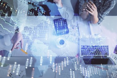 Kadın ve erkeğin birlikte çalışması ve finansal grafik hologramı çizimi. Pazar analizi konsepti. Bilgisayar arkaplanı. Üst Görünüm.