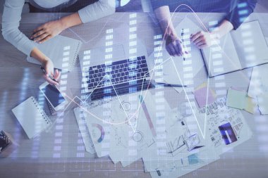 Bilgisayar ve ön grafik hologram çizimi üzerinde çalışan kadın elleri çift pozlama. Üst Manzara. Mali analiz kavramı.