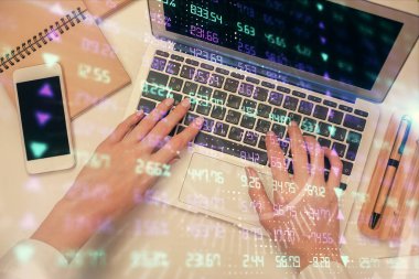 Bilgisayar ve ön grafik hologram çizimi üzerinde çalışan kadın elleri çift pozlama. Üst Manzara. Mali analiz kavramı.