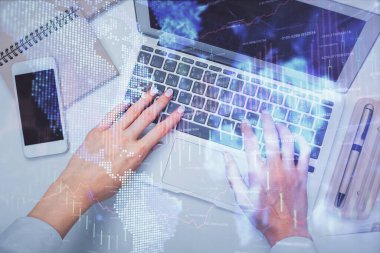 Bilgisayar ve ön grafik hologram çizimi üzerinde çalışan kadın elleri çift pozlama. Üst Manzara. Mali analiz kavramı.