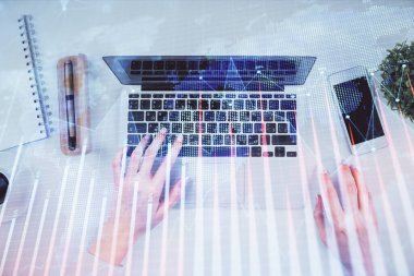 Bilgisayar ve ön x çizim hologramı üzerinde çalışan kadın elleri çift pozlama. Üst Manzara. Mali analiz kavramı.