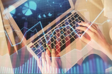 Bilgisayar ve ön x çizim hologramı üzerinde çalışan kadın elleri çift pozlama. Üst Manzara. Mali analiz kavramı.