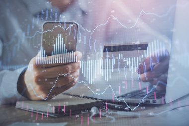 Ellerinde kredi kartı ve forex çizimi olan bir adamın çift pozu. İnternet E-ticaret kavramında hisse senedi ve dijital fintech.
