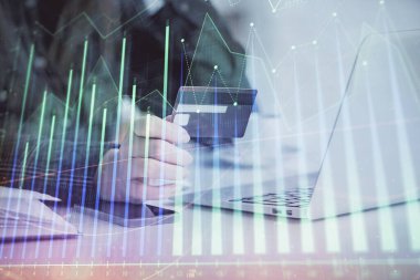 İnternetten alışveriş yapan kadının elinde kredi kartı ve mali grafik çizimi var. Borsa E-ticaret kavramı.