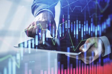 Erkeklerin el ele tutuşup dijital bir cihaz ve ön grafik çizimi kullanırken çift pozlama. Finansal piyasa kavramı.