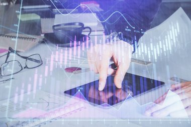 Erkeklerin el ele tutuşup dijital bir cihaz ve ön grafik çizimi kullanırken çift pozlama. Finansal piyasa kavramı.