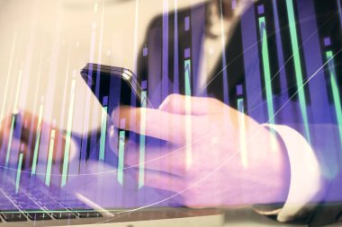 Erkeklerin el ele tutuşup dijital telefon ve forx grafik çizimleri kullanırken birden fazla pozlama. Finansal piyasa kavramı.
