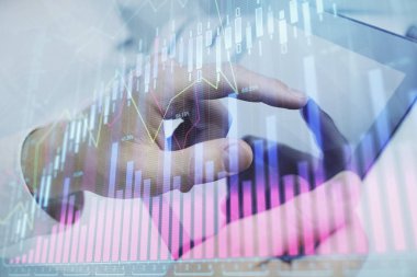 Bir adamın el ele tutuşup, telefon ve finansal çizim kullanırken birden fazla pozlama. Pazar analizi kavramı.