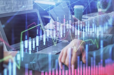 Kadın ve erkeğin birlikte çalıştığı çifte pozlama ve ön plan hologramı. İş konsepti. Bilgisayar arkaplanı.