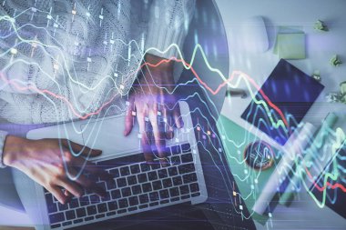 Bilgisayar ve önx çizim hologramı üzerinde çalışan kadın elinin çoklu pozu. Üst Manzara. Mali analiz kavramı.