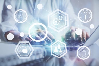 Kadın elinin bilgisayar ve sosyal ağ temalı hologram çizimlerinde çifte pozlama. Halk medyası kavramı.