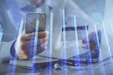Ellerinde kredi kartı ve forex çizimi olan bir adamın çift pozu. İnternet E-ticaret kavramında hisse senedi ve dijital fintech.
