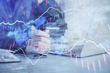 İnternetten alışveriş yapan kadının elinde kredi kartı ve mali grafik çizimi var. Borsa E-ticaret kavramı.