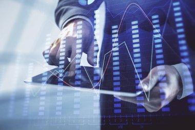 Erkeklerin el ele tutuşup dijital bir cihaz ve ön grafik çizimi kullanırken çift pozlama. Finansal piyasa kavramı.