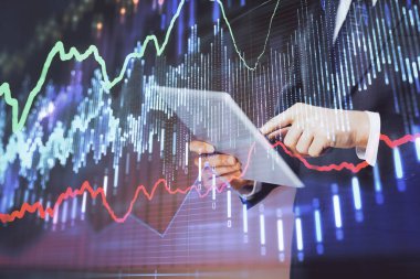 Erkeklerin el ele tutuşup dijital bir cihaz ve ön grafik çizimi kullanırken çift pozlama. Finansal piyasa kavramı.