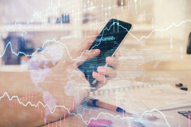 Erkeklerin el ele tutuşup dijital bir cihaz ve ön grafik çizimi kullanırken çift pozlama. Finansal piyasa kavramı.