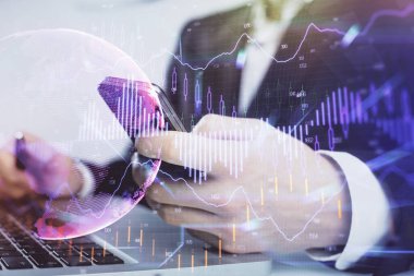 Erkeklerin el ele tutuşup dijital telefon ve forx grafik çizimleri kullanırken birden fazla pozlama. Finansal piyasa kavramı.