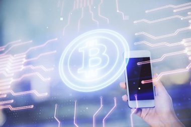 Hologram ve cep telefonu kullanan bir kadın tarafından iki kez görüntülenir..