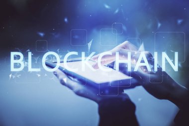 Hologram ve cep telefonu kullanan bir kadın tarafından iki kez görüntülenir..