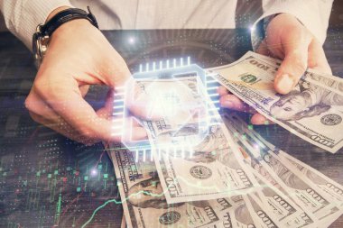 Teknolojinin iki katına çıkması hologram, dolar banknotları ve insan eli. Veri kavramı