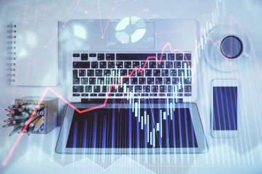 Borsa tablosu ve masa arkasındaki en iyi görüntü bilgisayarı. Çoklu maruz kalma. Mali analiz kavramı.