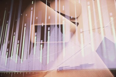 Forx grafik hologramının telefonlu masaüstü üzerinde çoklu pozlandırılması. Üst Manzara. Mobil ticaret platformu kavramı.