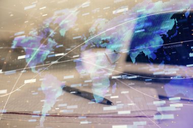 Veri temalı çizimlerin çoklu pozlanması ve açık defter arkaplanı olan masa. Eğitim kavramı