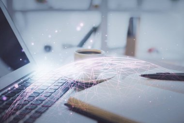 Masa arkasında kahve ve eşyalar olan sosyal ağ çizimine ve masaüstüne çift pozlama. Uluslararası bağlantı kavramı.