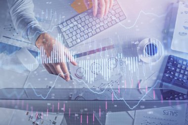 Erkeklerin ellerinin bilgisayar klavyesini ve forx grafik hologramını yazarken çoklu pozlama. Üst Manzara. Finans piyasası kavramı.