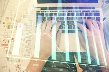 Dizüstü bilgisayar klavyesini ve ön x çizim hologramını yazarken çift pozlama. Üst Manzara. Finans piyasası kavramı.