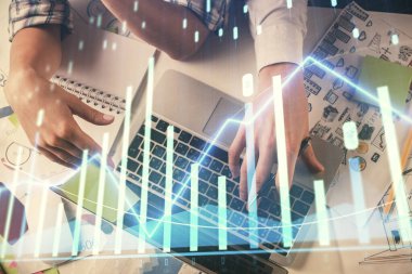 Kadın ve erkeğin birlikte çalışırken çifte pozlama ve hologram çizimi ön plana çıkarma. Finansal analiz konsepti. Bilgisayar arkaplanı. Üst Görünüm.