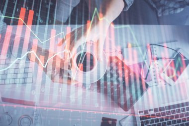 Birlikte çalışan kadın ve erkeğin çifte pozu ve finansal grafik hologramı çizimi. Pazar analizi konsepti. Bilgisayar arkaplanı. Üst Görünüm.