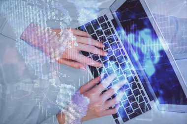 Bilgisayar ve ön x çizim hologramı üzerinde çalışan kadın elleri çift pozlama. Üst Manzara. Mali analiz kavramı.