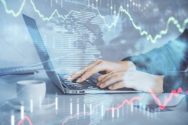 İş kadınlarının bilgisayar ve ön grafik hologram çizimlerini yazarken çift pozlama. Mali analiz kavramı.