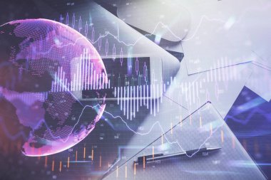 Forx grafik hologramının telefonlu masaüstü üzerinde çoklu pozlandırılması. Üst Manzara. Mobil ticaret platformu kavramı.