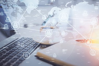 Masa arkasında kahve ve eşyalar olan sosyal ağ çizimine ve masaüstüne çift pozlama. Uluslararası bağlantı kavramı.