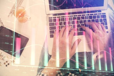 Dizüstü bilgisayar klavyesini ve ön x çizim hologramını yazarken çift pozlama. Üst Manzara. Finans piyasası kavramı.