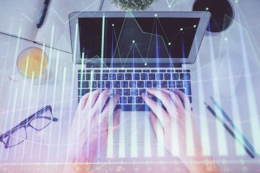 Dizüstü bilgisayar klavyesini ve ön x çizim hologramını yazarken çift pozlama. Üst Manzara. Finans piyasası kavramı.
