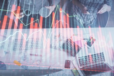 Birlikte çalışan kadın ve erkeğin çifte pozu ve finansal grafik hologramı çizimi. Pazar analizi konsepti. Bilgisayar arkaplanı. Üst Görünüm.