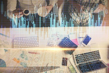 Birlikte çalışan kadın ve erkeğin çifte pozu ve finansal grafik hologramı çizimi. Pazar analizi konsepti. Bilgisayar arkaplanı. Üst Görünüm.