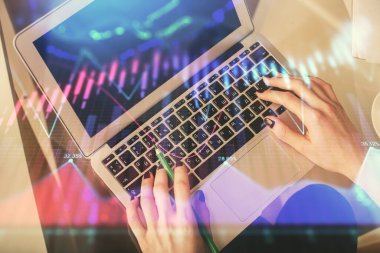 Bilgisayar ve ön x çizim hologramı üzerinde çalışan kadın elleri çift pozlama. Üst Manzara. Mali analiz kavramı.