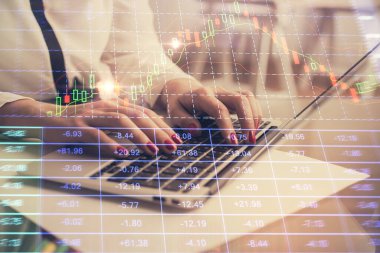 Bilgisayarda ve finansal grafik hologramında yazı yazan kadın ellerine çoklu maruz kalma. Borsa analizi kavramı.